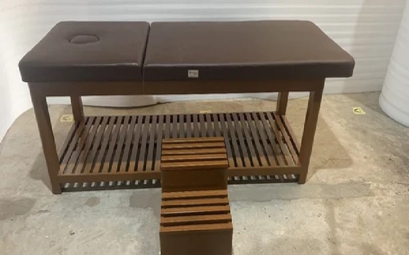 Wooden SPA Massage Table With Wooden Steps